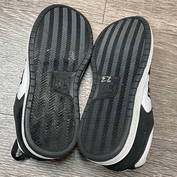 Pair of DC shoes - Picture 8 of 9